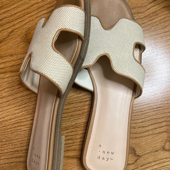 Nina A New Day slides, size 7 - Picture 2 of 2